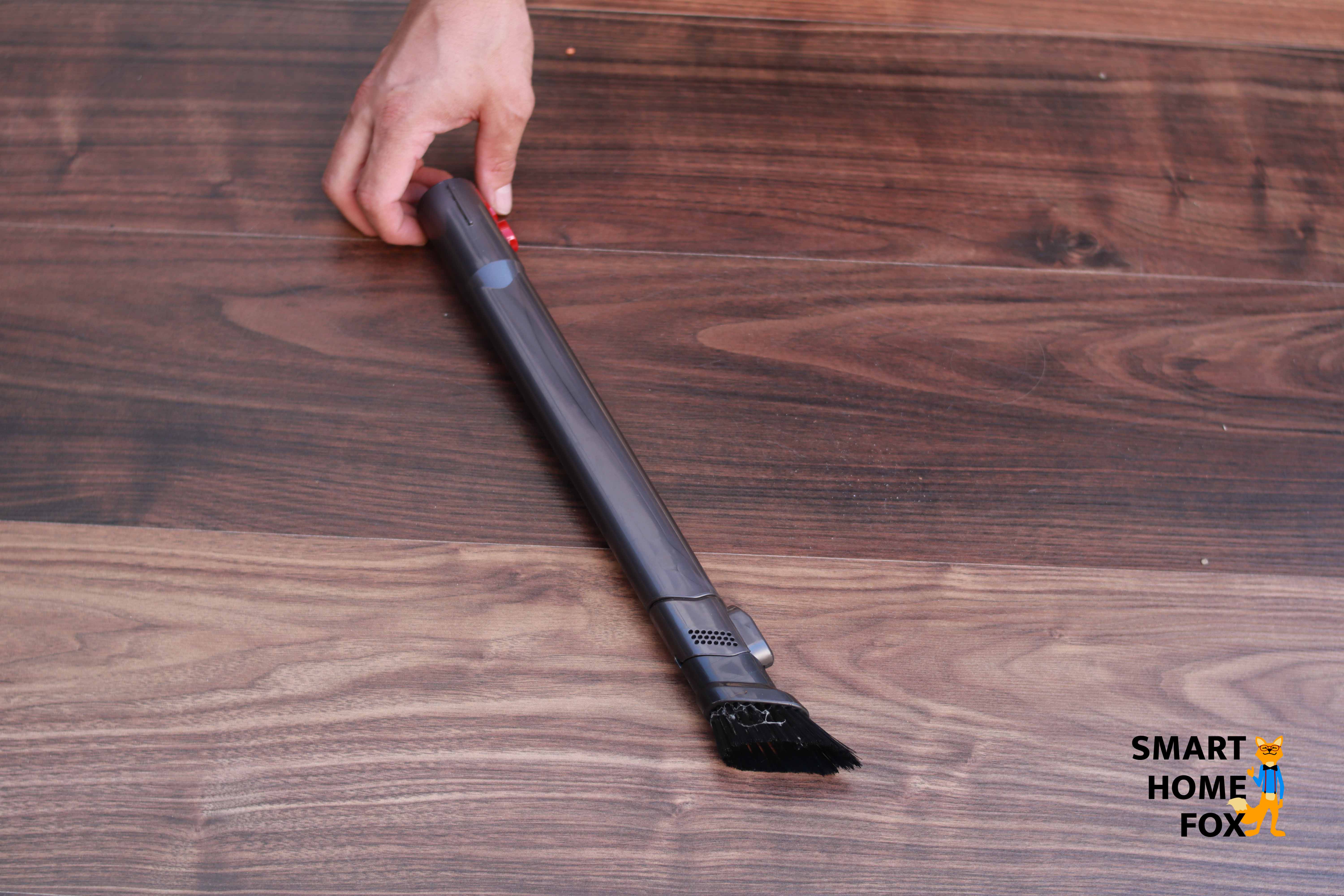 Die Verlängerung mit Bürste des Dyson V7 Motorhead